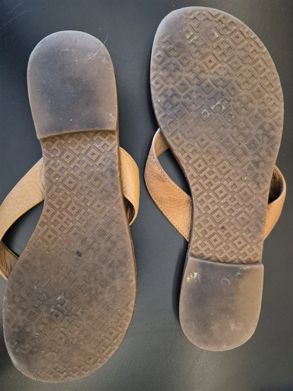 Tory Burch Women's THORA Brown Leather Flip Flop Sandals. Goldtone Logo. 6M.
